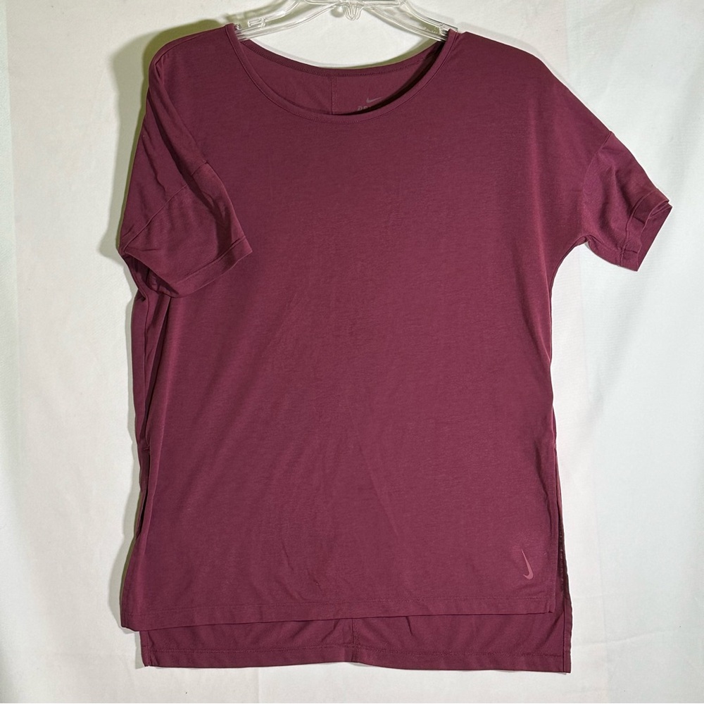 Nike Dri-Fit Plum Berry Short Sleeve Split Hem Athletic Top Women's Small‎